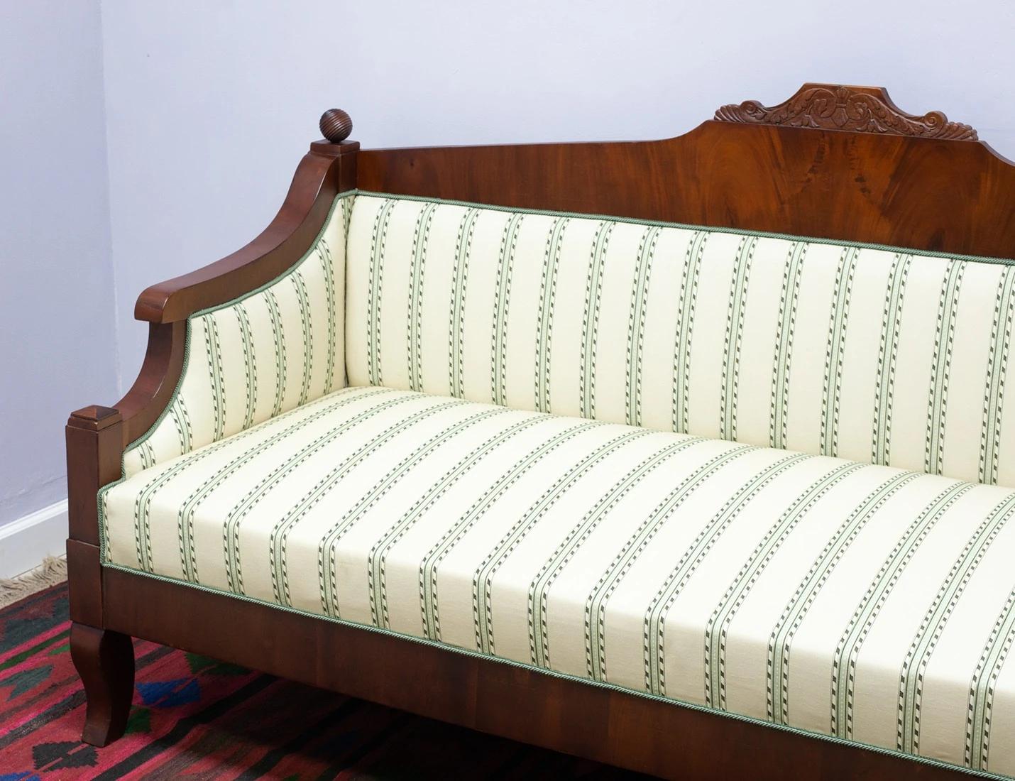Реставрация антикварного дивана в стиле ампир